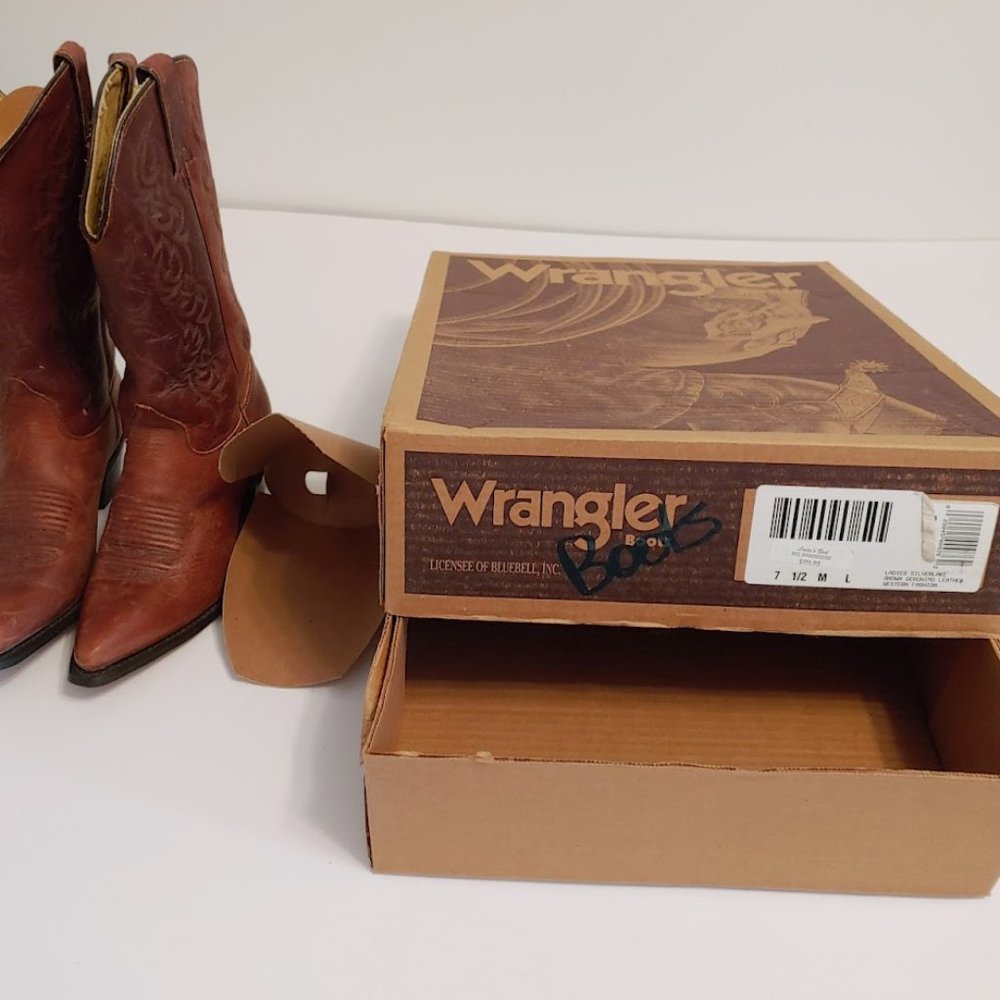 Woman's Cow Girl Wrangler Boots (Retro) Brand New Original Box Size 7 1/2 M. Mad